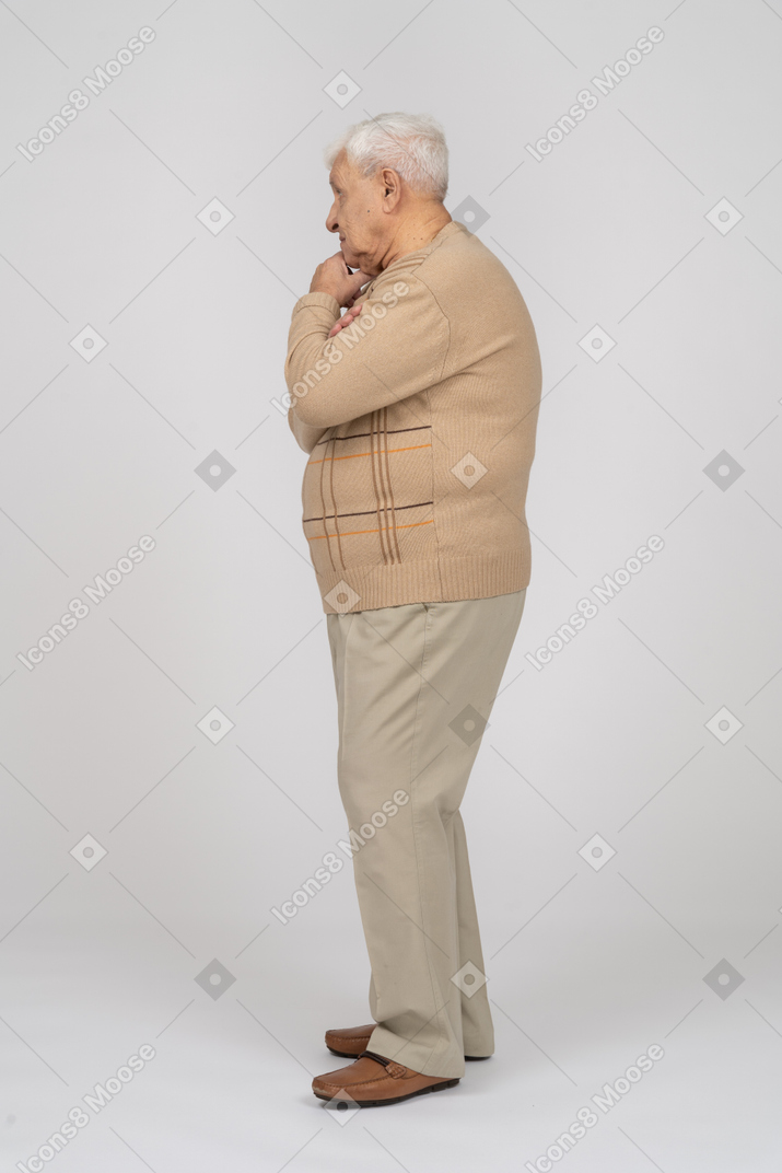 一位身穿休闲服的体贴老人的侧视图