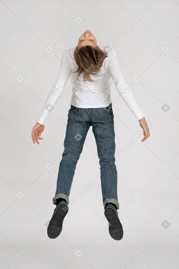 Молодой человек в повседневной одежде прыгает