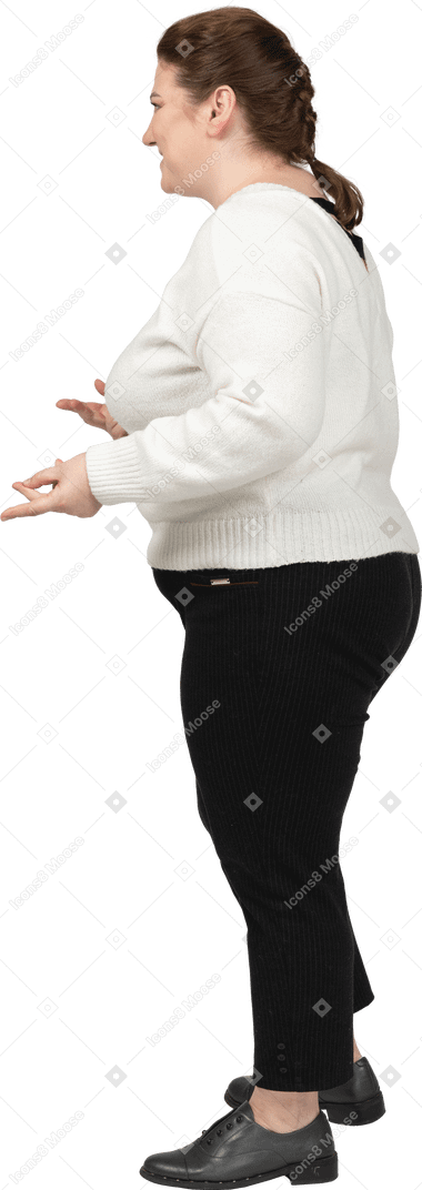 白いセーターを着た怒っているプラスサイズの女性