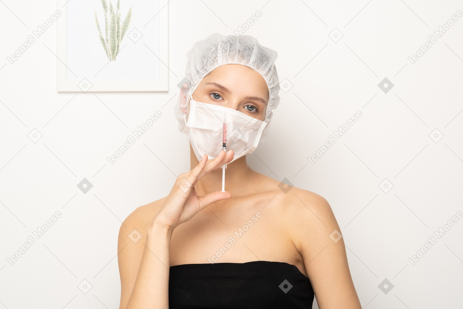 Mulher com máscara segurando seringa