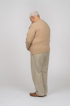 Vue latérale d'un vieil homme en vêtements décontractés