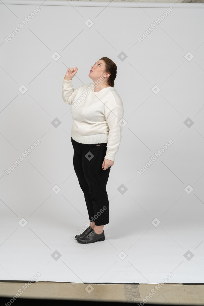 Vista lateral de uma mulher plus size impressionada com roupas casuais