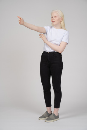 Mujer joven levantando su brazo