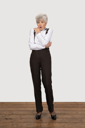 Vista frontal de uma senhora idosa surpresa com roupas de escritório