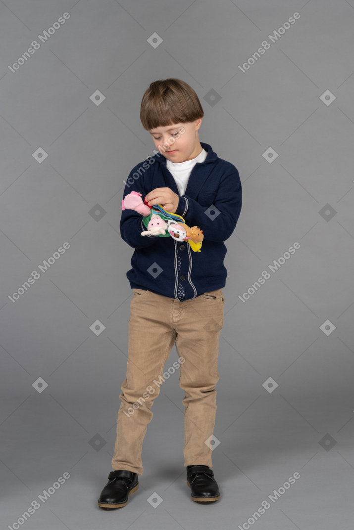 Retrato de um menino segurando um brinquedo de pelúcia