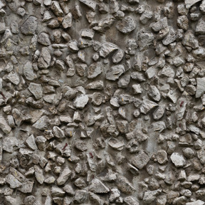 Mur de béton avec inclusions de pierre