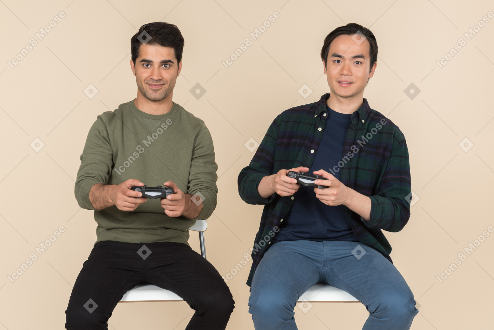 Amigos interraciales sentados en sillas y jugando videojuegos