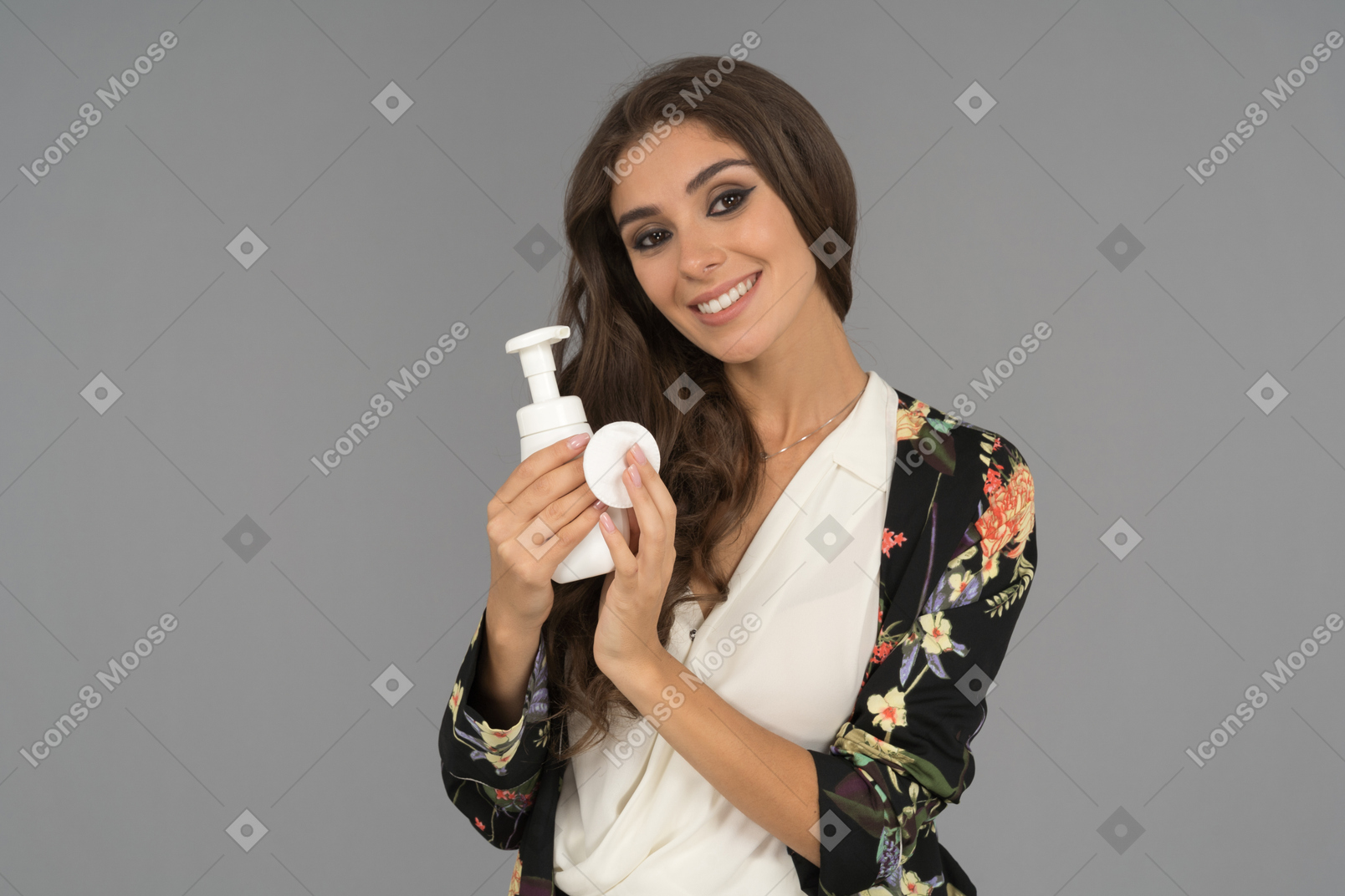 Красивая женщина с сияющей улыбкой рекламирует новый косметический продукт