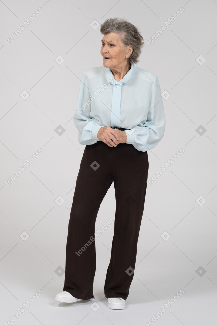 Vue de face d'une vieille femme avec les mains jointes