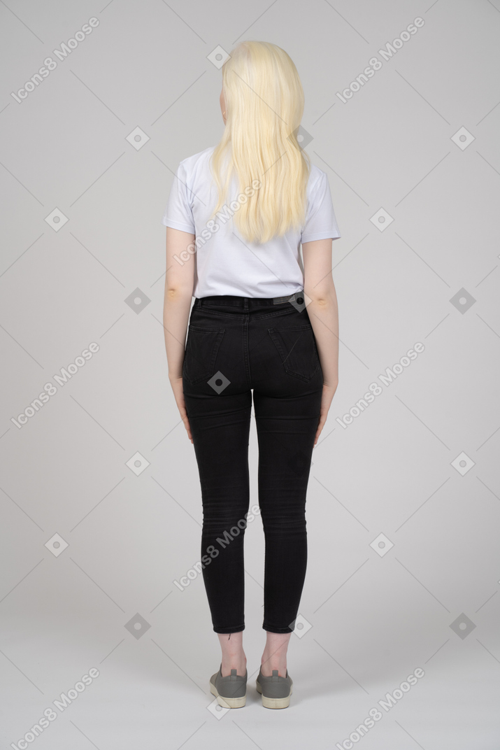 Vista traseira de uma garota de cabelos compridos com braços nas laterais