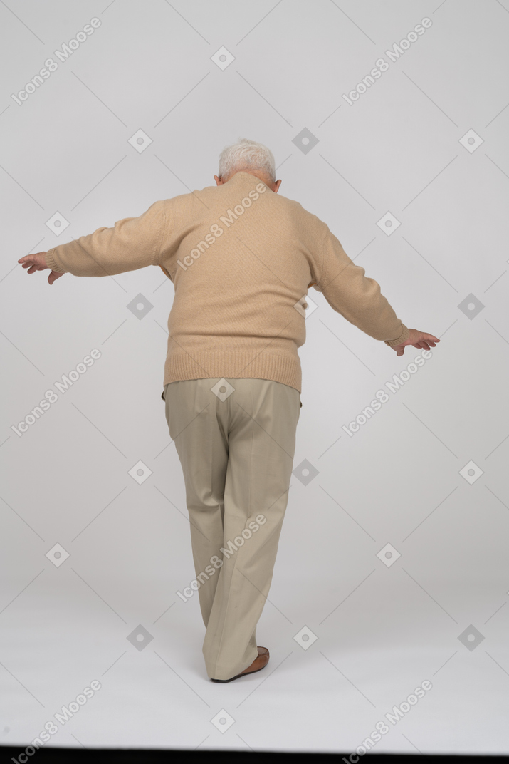 Retrovisione di un vecchio in abiti casual che camminano