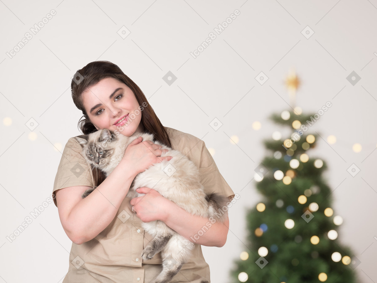 Пухлая женщина празднует рождество со своей кошкой