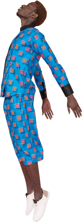 Hombre negro en pijama azul saltando