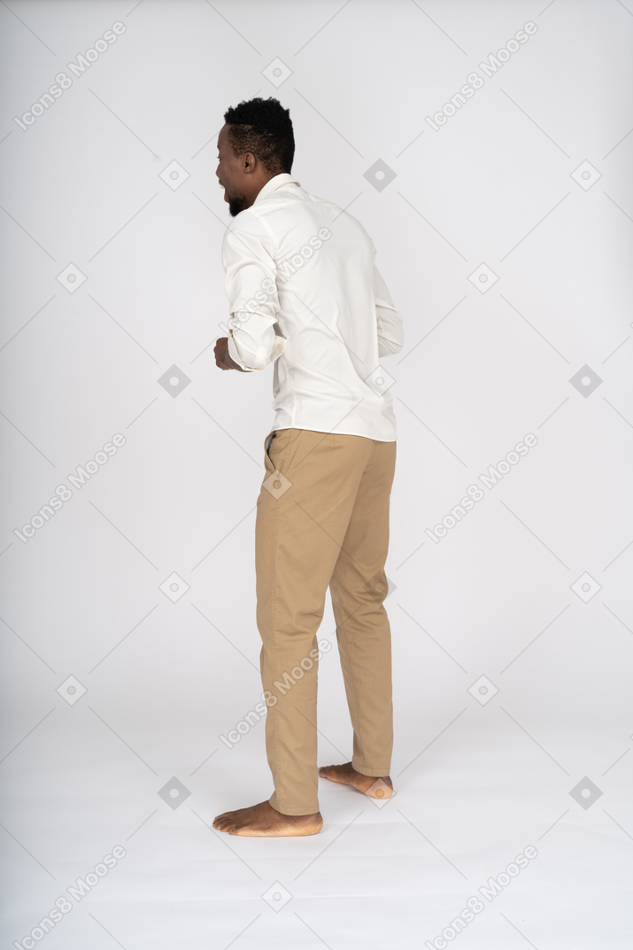 Uomo in camicia bianca in piedi