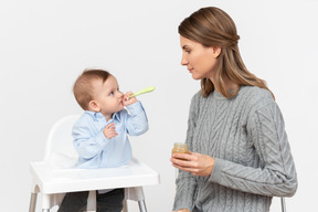 Eh bien, la cuillère n'est pas comestible, n'est-ce pas?