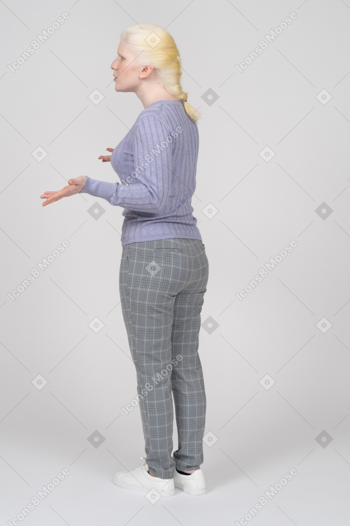 Vista traseira jovem mulher comunicando e gesticulando