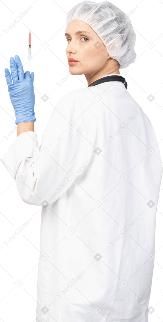 Vista posteriore di tre quarti di una giovane dottoressa che tiene in mano una siringa