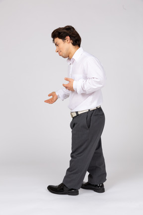 Vista laterale di un uomo in abiti casual da lavoro che gesturing