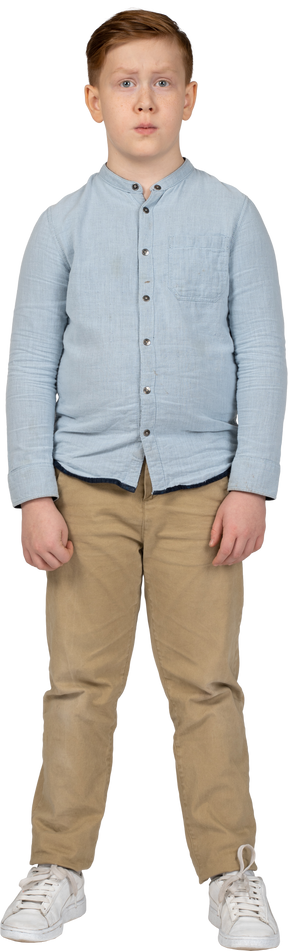 Vista frontal de un niño con ropa informal mirando a la cámara