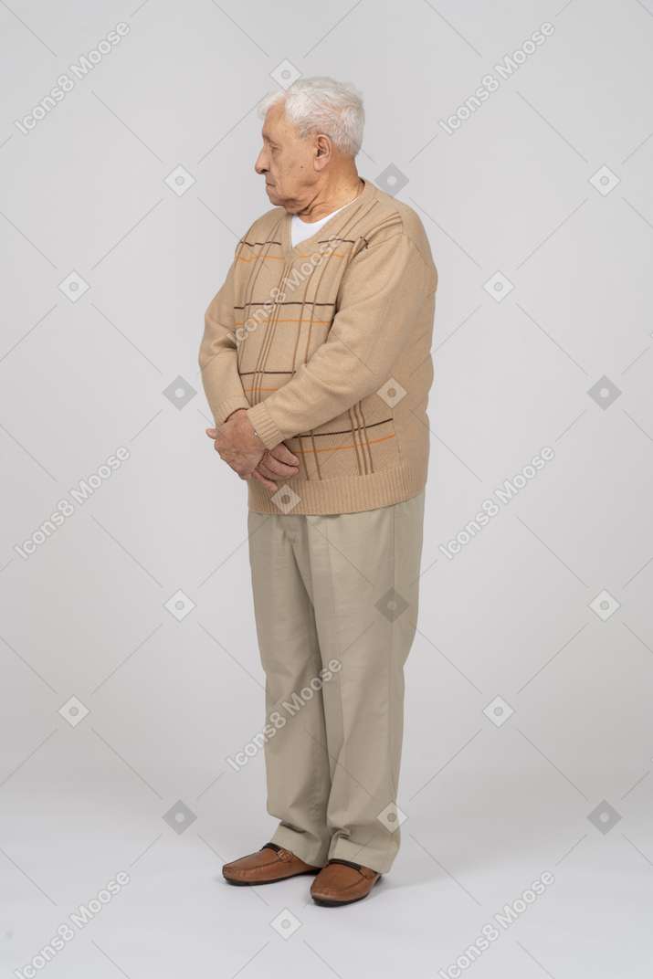 脇を見てカジュアルな服を着た老人の正面図