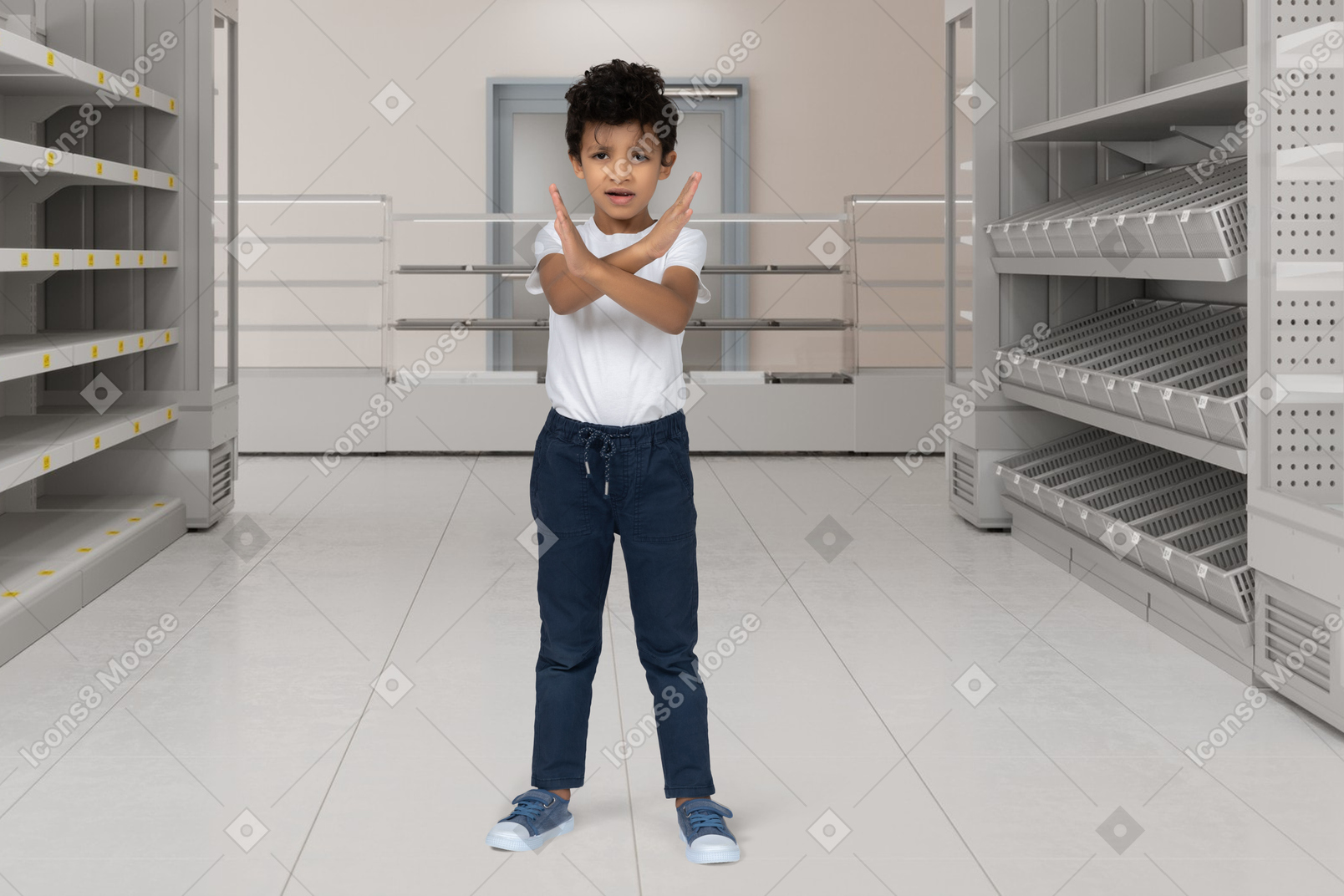 Мальчик стоит в супермаркете