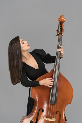 Una mujer músico tocando un contrabajo