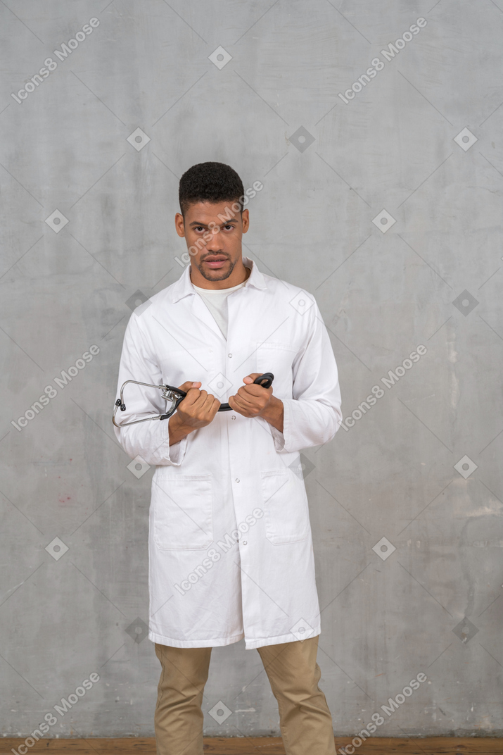 Medico maschio con uno stetoscopio