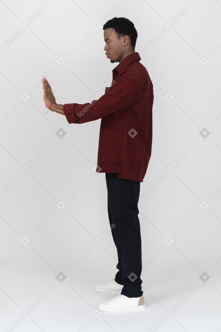 Vista lateral do homem pedindo para parar com gesto de mão
