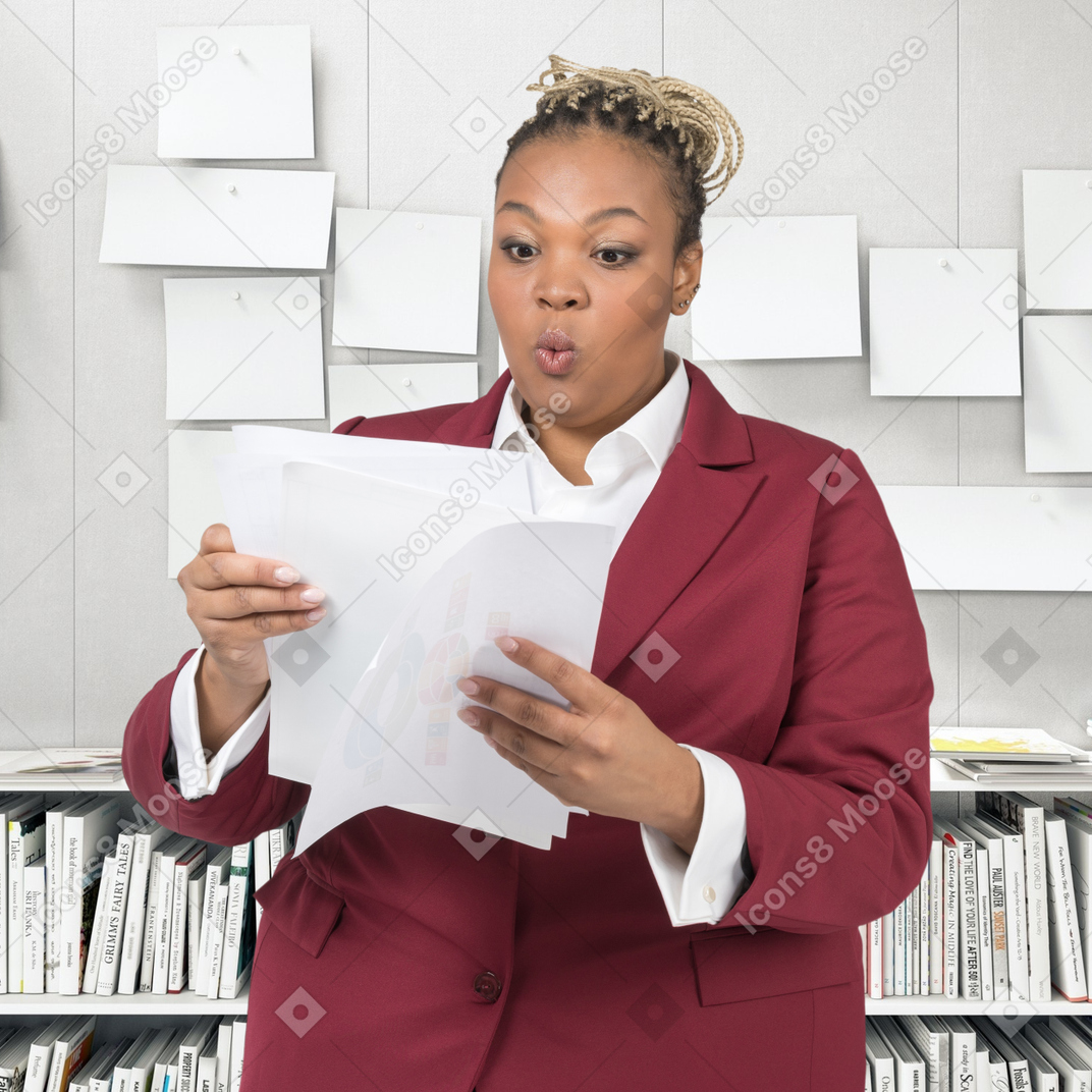 Mulher de negócios surpreso olhando para documentos