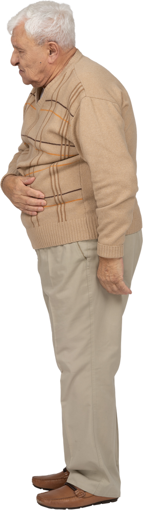 Seitenansicht eines alten mannes in freizeitkleidung, der an bauchschmerzen leidet