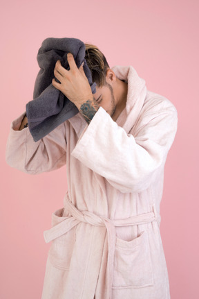 Séchant mes cheveux et puis va mais une crème dessus pour avoir l'air cool aujourd'hui