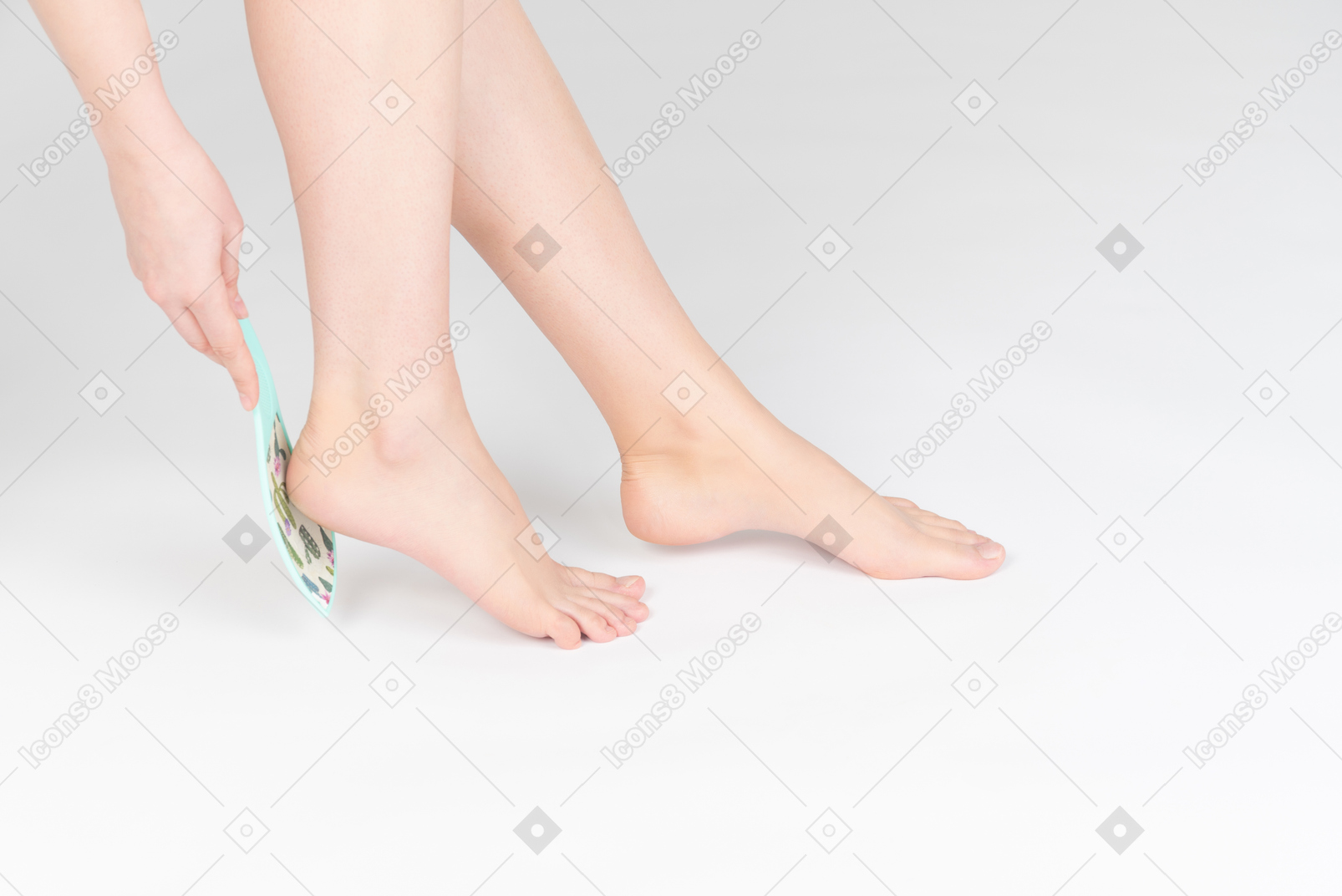 Tiro de pernas femininas, esfregadas com escova de perna