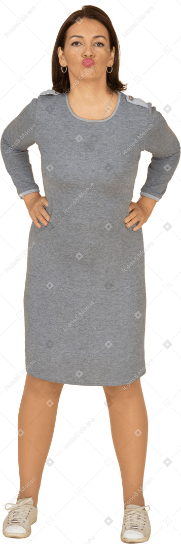 顔を作る灰色のドレスを着た女性の正面図