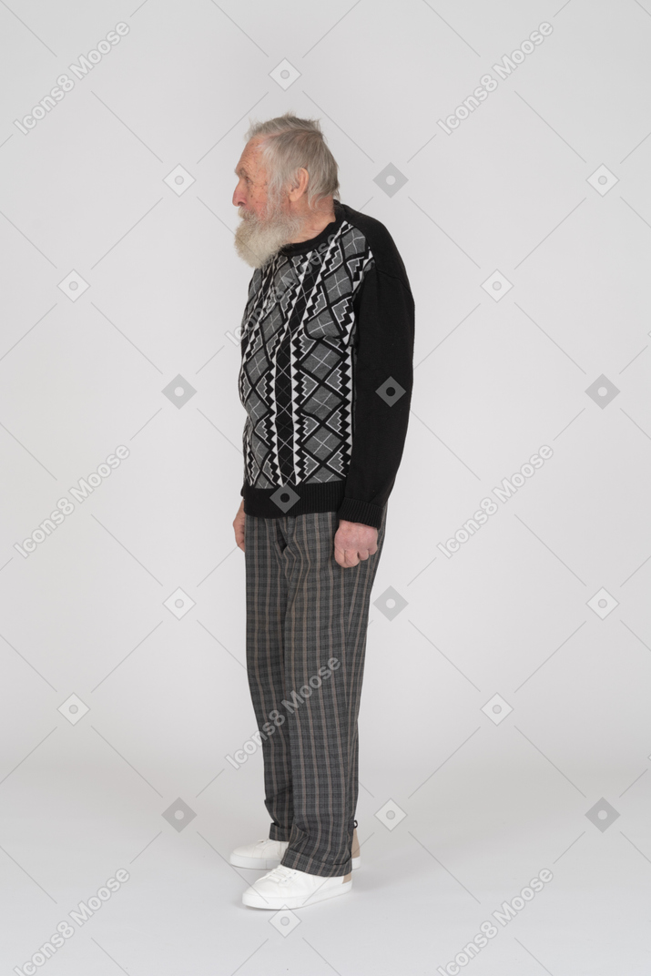 Vista laterale di un uomo anziano in piedi con le braccia ai lati