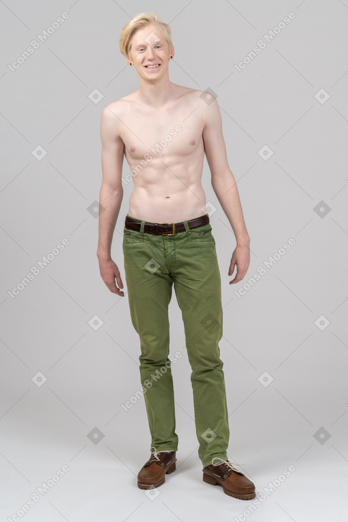 上半身裸の若い男の正面図