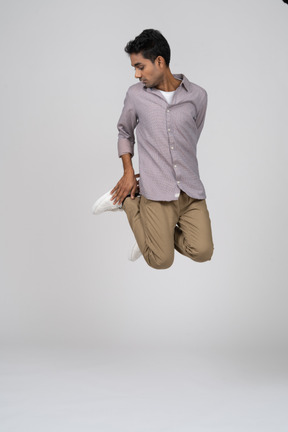 Homem em roupas casuais pulando