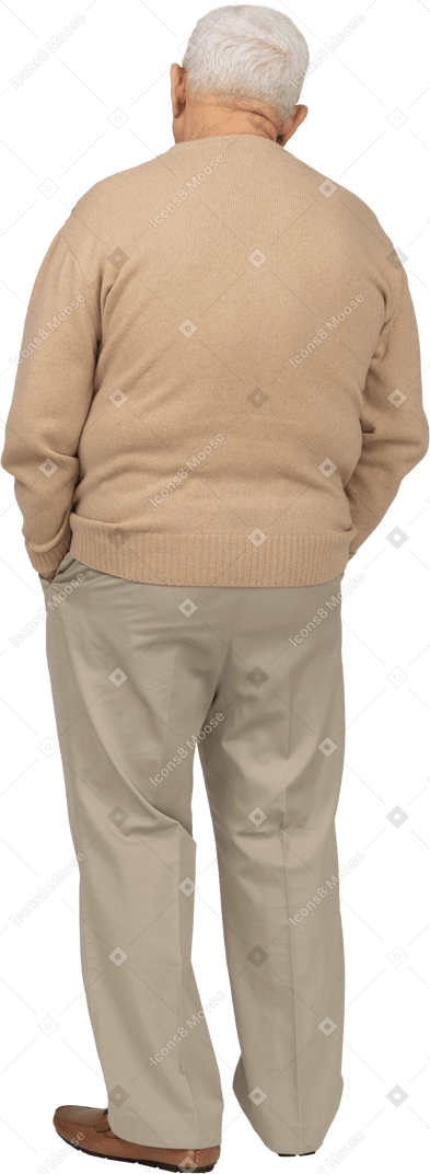 ポケットに手を入れて立っているカジュアルな服装の老人の背面図