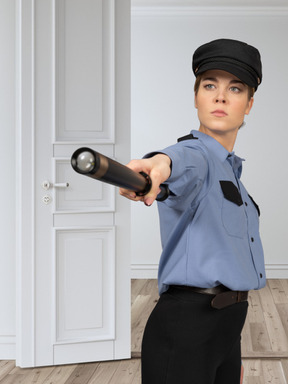 屋内での女性警察官