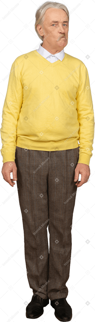 Vista frontal de un anciano sospechoso en un jersey amarillo mirando a la cámara