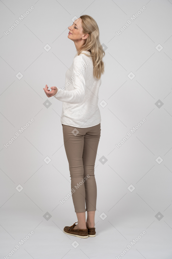 Mujer en ropa casual posando