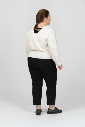 Mujer de talla grande en ropa casual de pie