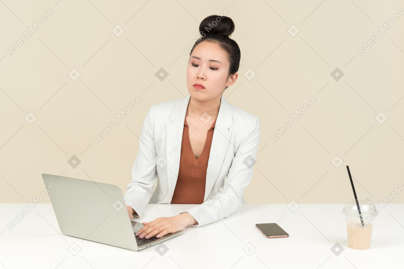 Lächelnder asiatischer weiblicher büroangestellter, der an laptop arbeitet