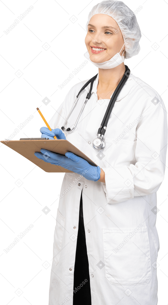Vista de tres cuartos de una joven doctora tomando notas en su tableta