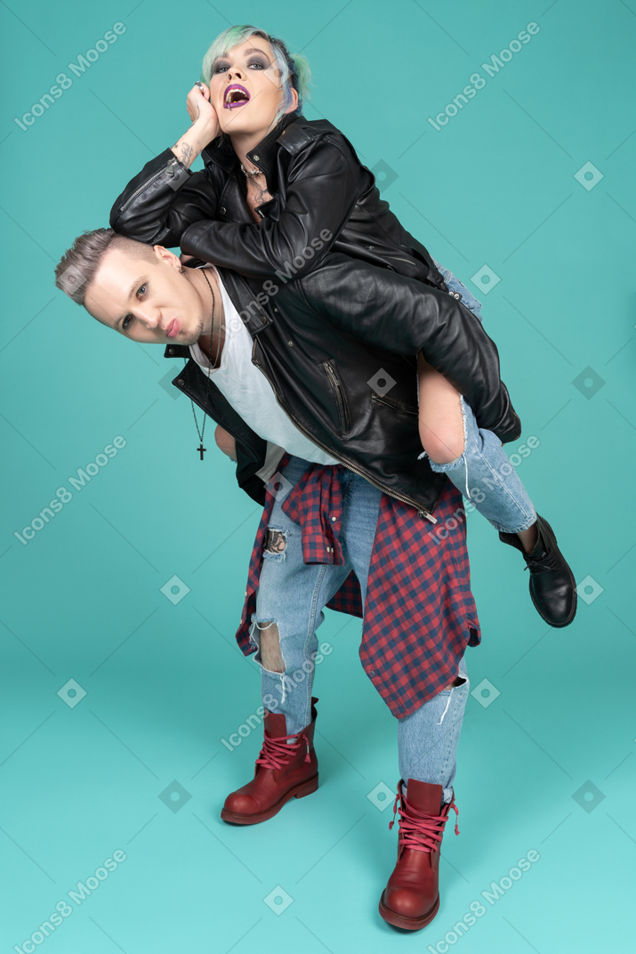 Jovem punk carregando sua namorada punk