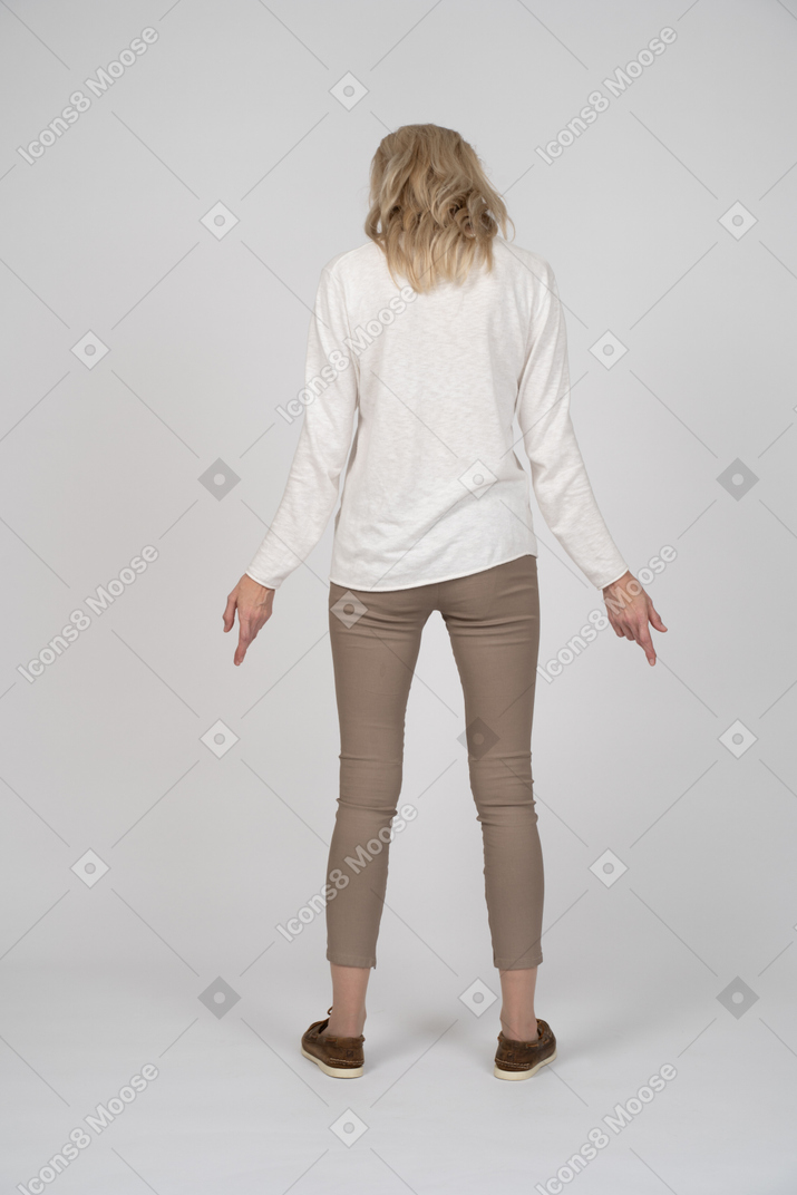 Женщина в повседневной одежде стоя