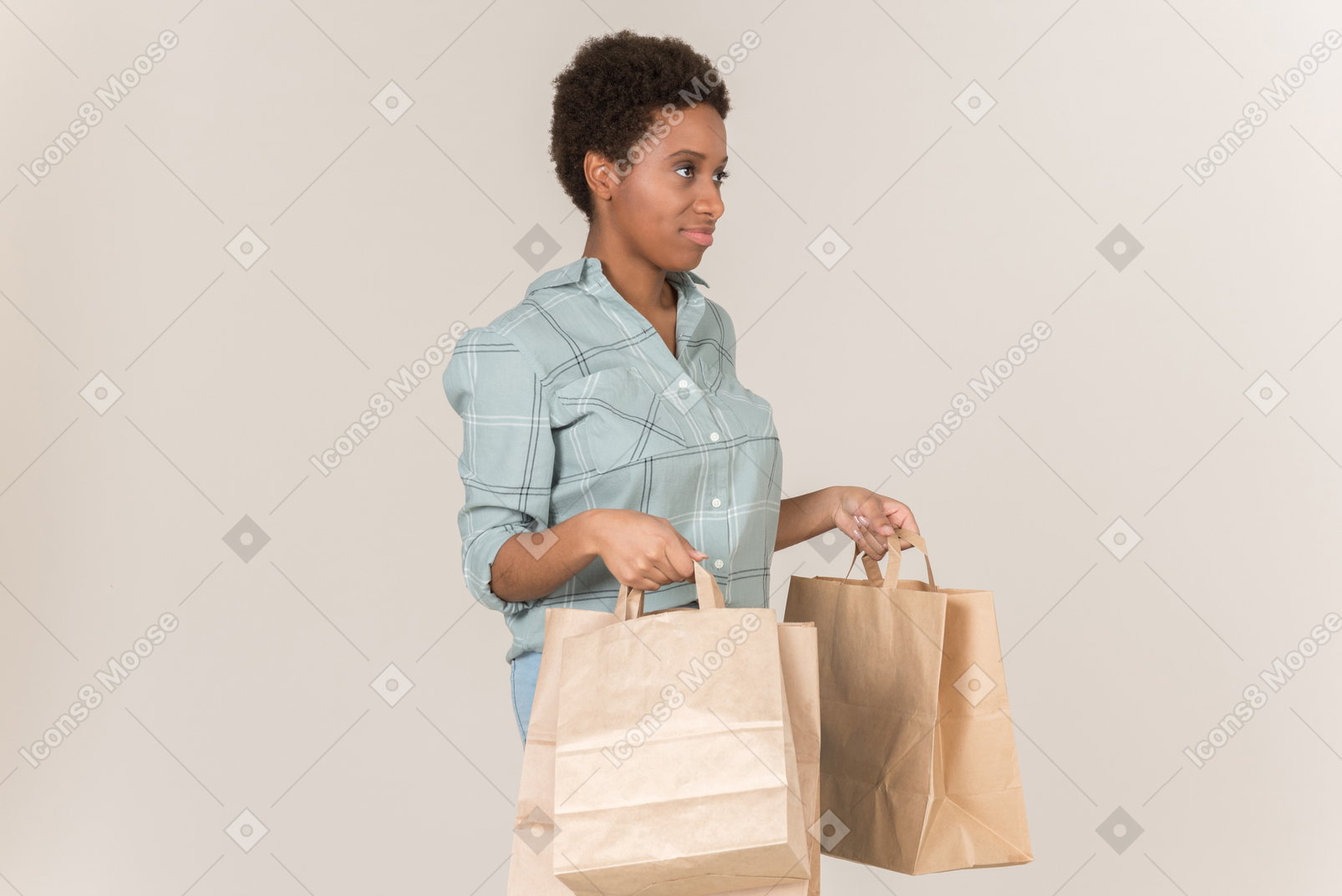 Unzufriedene junge afrofrau, die papiertüten hält