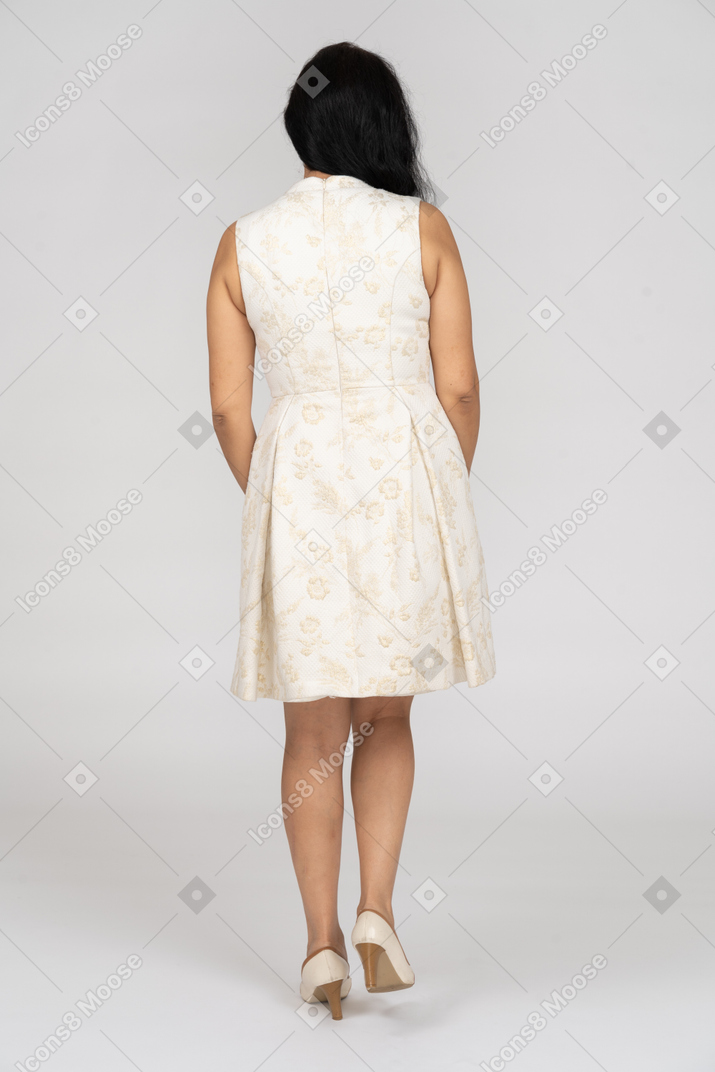 Mujer en un vestido blanco de pie