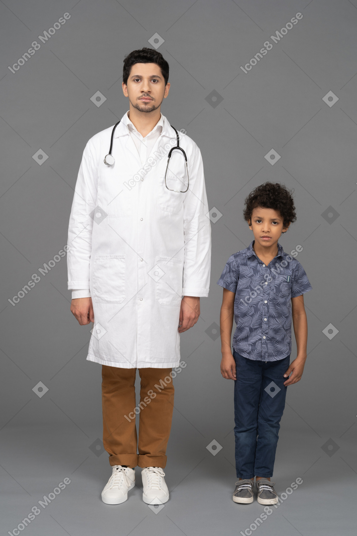 医生和男孩站着不动