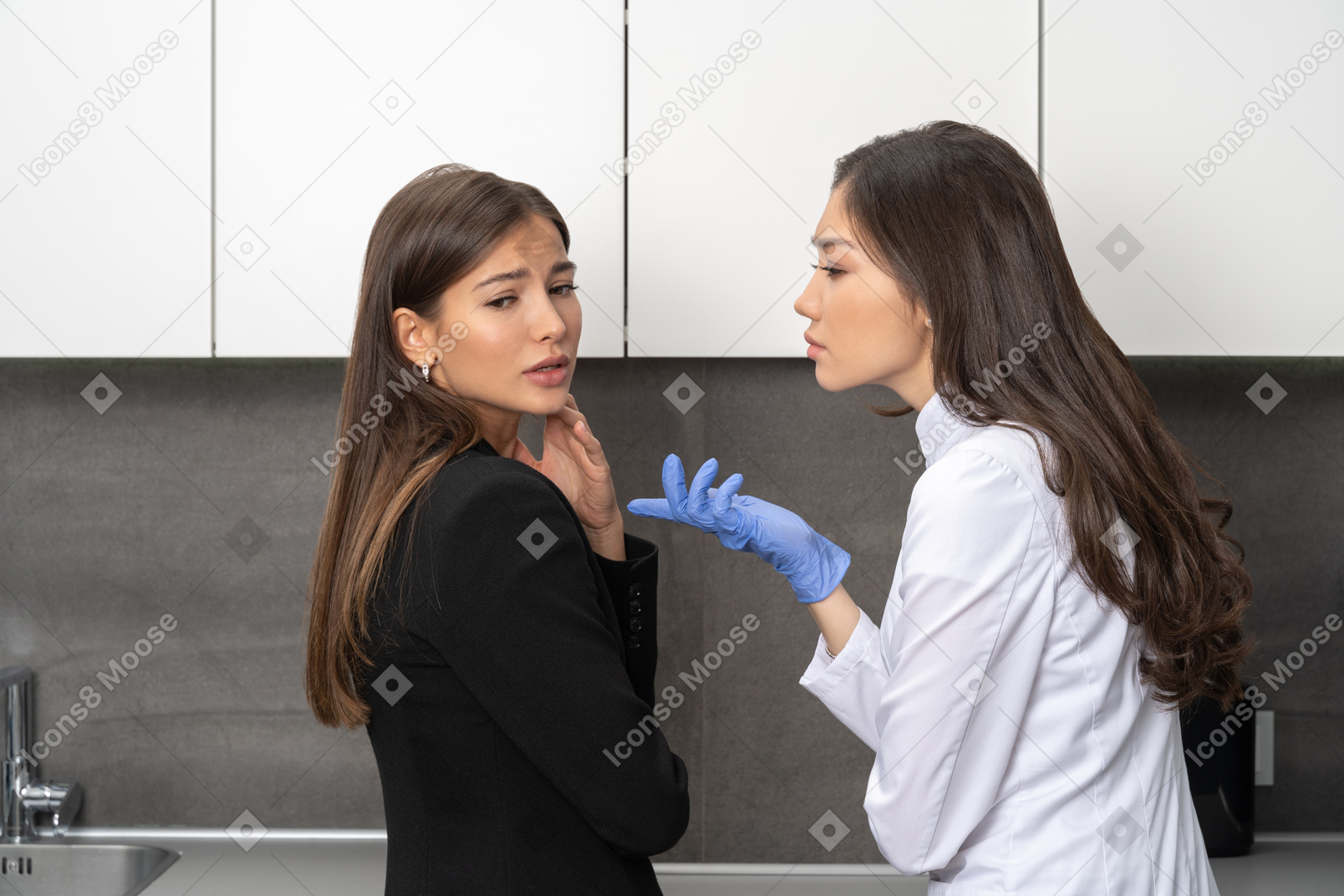 Paciente y doctor discutiendo