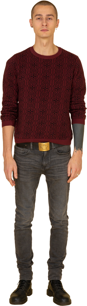 じっと立っている赤いセーターを着た若い男の正面図